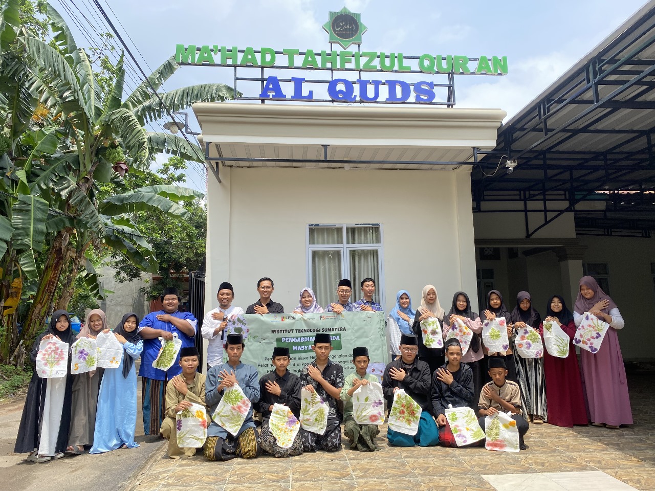 prodi-kimia-lakukan-pelatihan-ecoprint-di-pondok-pesantren-alquds-santri-belajar-kreatif-sekaligus-cintai-alam